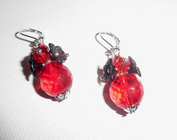 Brincos originais de flores pretas com contas de cristal vermelho