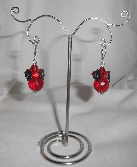 Brincos originais de flores pretas com contas de cristal vermelho