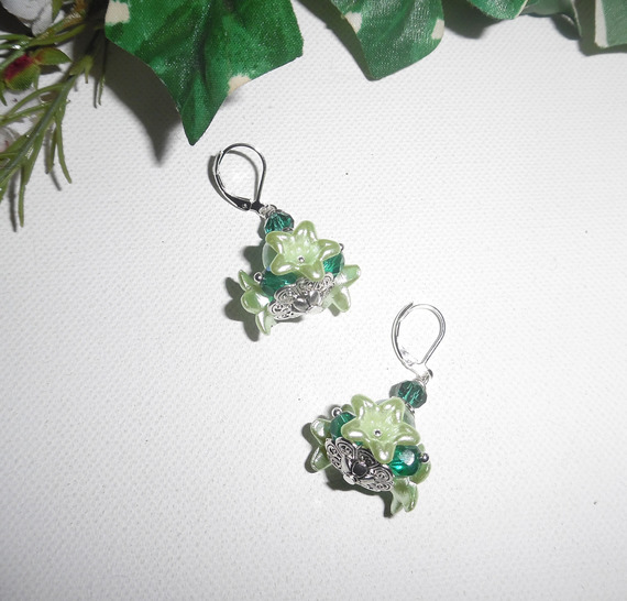 Brincos originais de anis com pérolas verdes de cristal