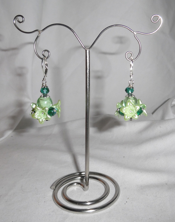 Brincos originais de anis com pérolas verdes de cristal
