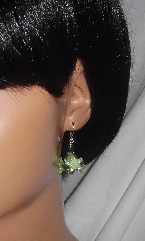Brincos originais de anis com pérolas verdes de cristal