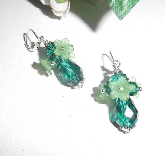 Brincos originais de flores com contas de cristal verde