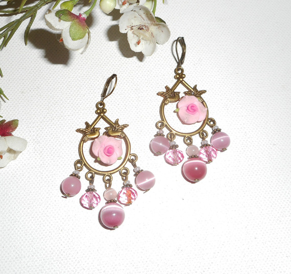 Brincos com pássaros e rosas em travessas de bronze