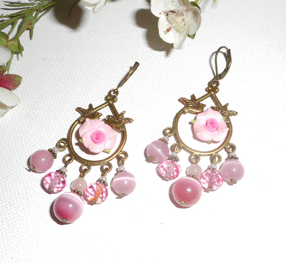 Brincos com pássaros e rosas em travessas de bronze