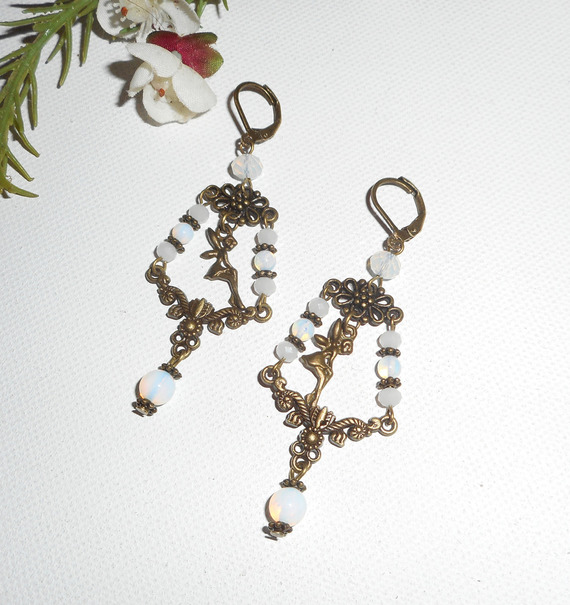 Brincos de fadas e borlas de cristal branco em travessas de bronze