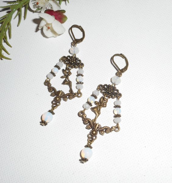 Brincos de fadas e borlas de cristal branco em travessas de bronze
