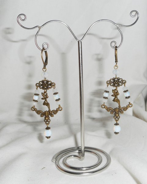 Brincos de fadas e borlas de cristal branco em travessas de bronze