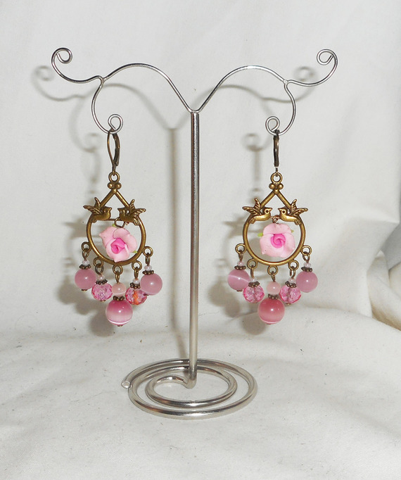 Brincos com pássaros e rosas em travessas de bronze