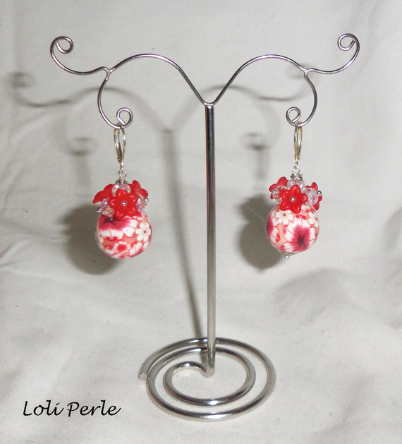 Brincos de pérolas de flores vermelhas com pérolas de cristal