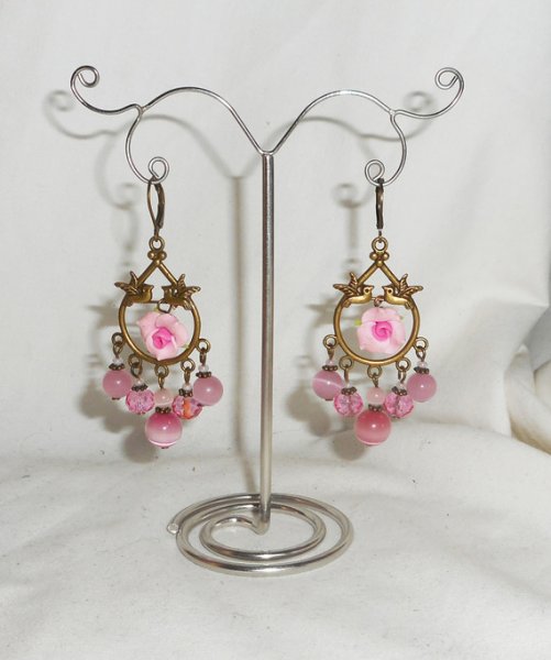 Brincos com pássaros e rosas em travessas de bronze