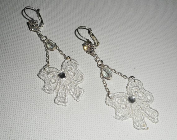 Brincos de laço de renda branca com cristal