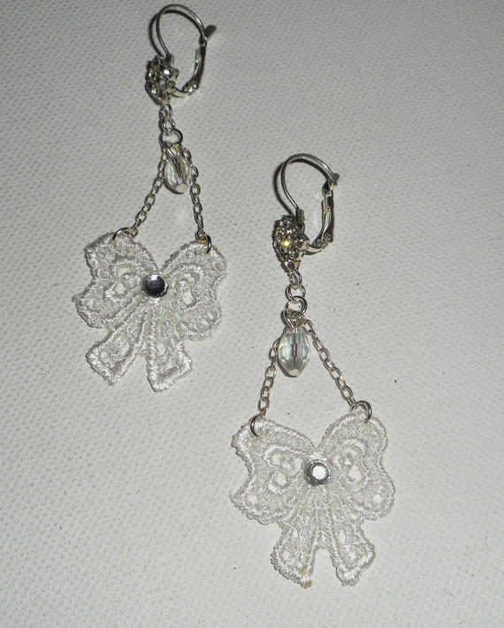 Brincos de laço de renda branca com cristal