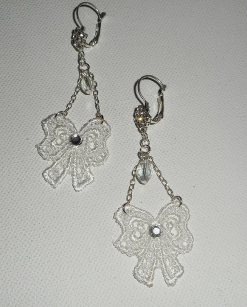Brincos de laço de renda branca com cristal