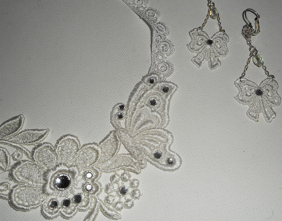 Brincos de laço de renda branca com cristal