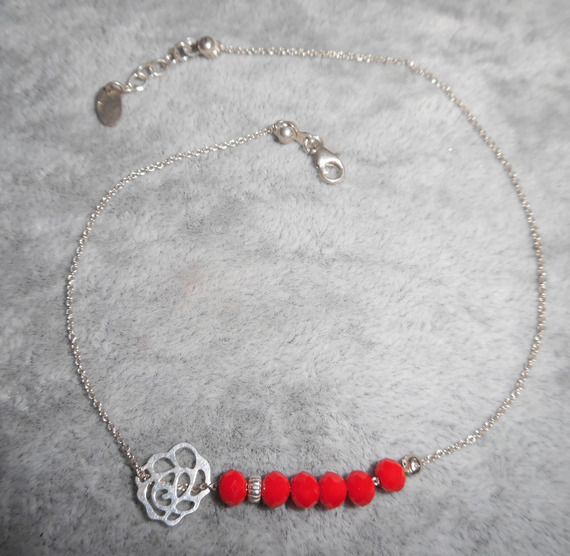 Anklet com contas de rosas e cristais vermelhas na cadeia de prata 925