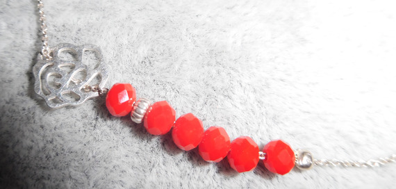Anklet com contas de rosas e cristais vermelhas na cadeia de prata 925