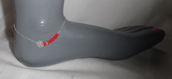 Anklet com contas de rosas e cristais vermelhas na cadeia de prata 925