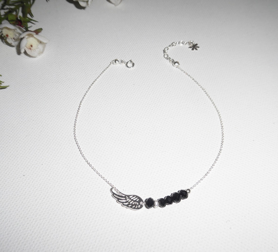 Pulseira de tornozelo com asa e contas de cristal boémio negro em corrente de prata 925