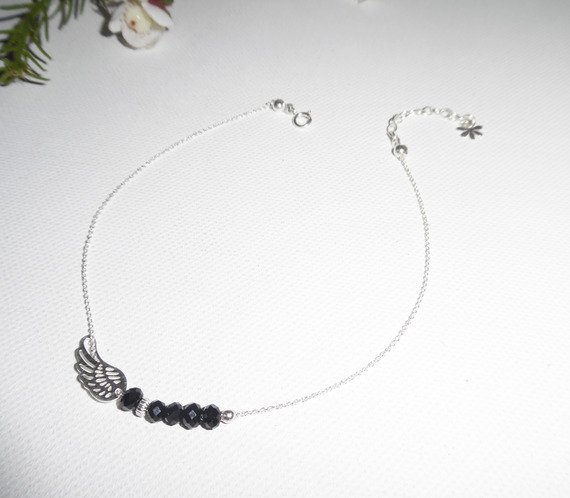 Pulseira de tornozelo com asa e contas de cristal boémio negro em corrente de prata 925