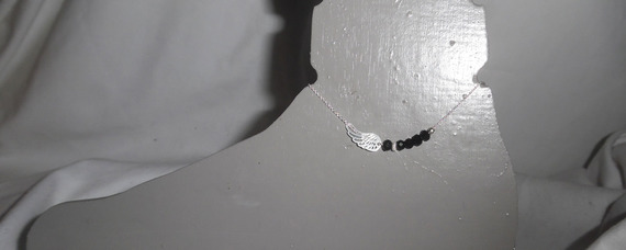 Pulseira de tornozelo com asa e contas de cristal boémio negro em corrente de prata 925