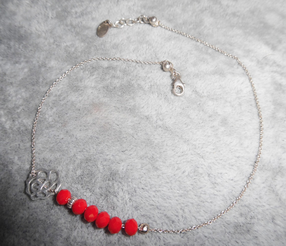 Anklet com contas de rosas e cristais vermelhas na cadeia de prata 925