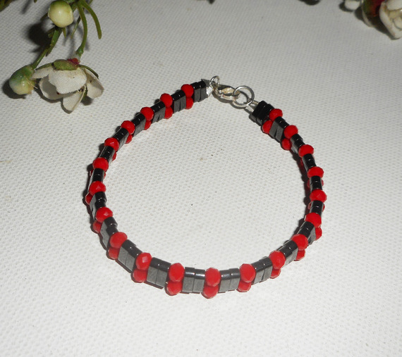 Pulseira de pedra hematita com contas de cristal vermelho e prata 925