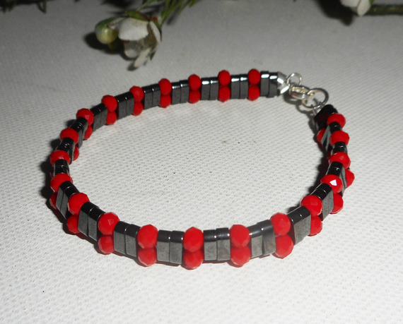 Pulseira de pedra hematita com contas de cristal vermelho e prata 925