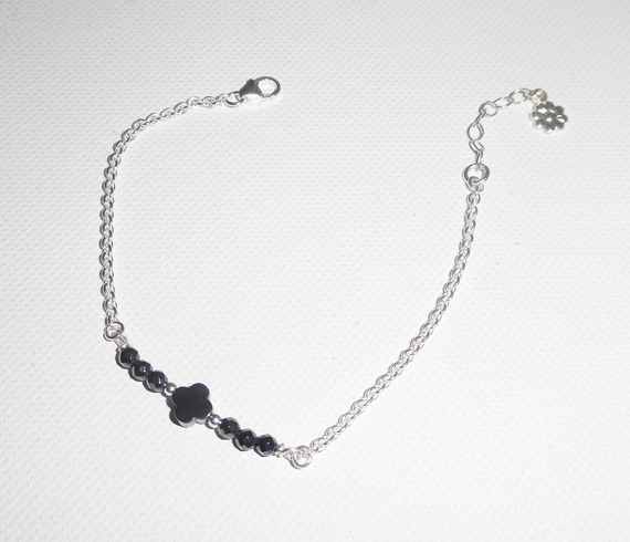 Pulseira de flores e pedras hematita sobre corrente de prata 925