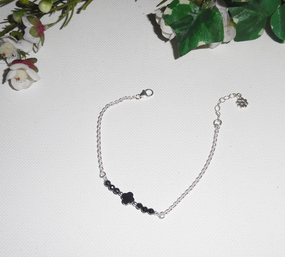 Pulseira de flores e pedras hematita sobre corrente de prata 925