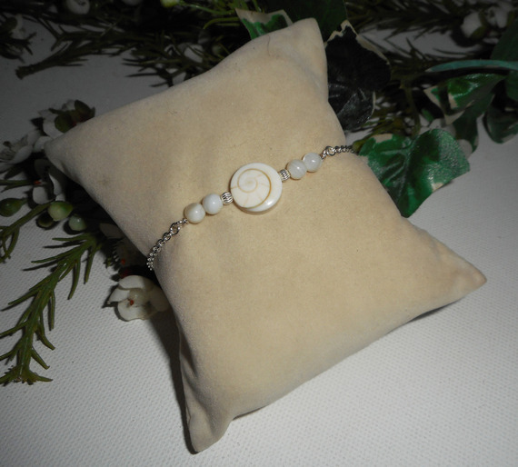 Pulseira de Santa Lúcia com missangas madrepérola sobre corrente de prata 925