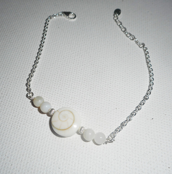 Pulseira de Santa Lúcia com missangas madrepérola sobre corrente de prata 925