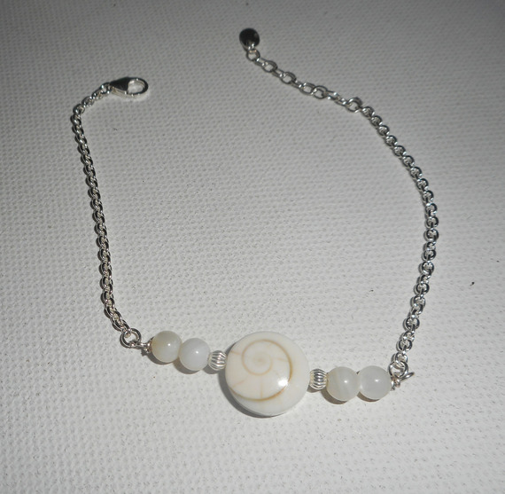 Pulseira de Santa Lúcia com missangas madrepérola sobre corrente de prata 925