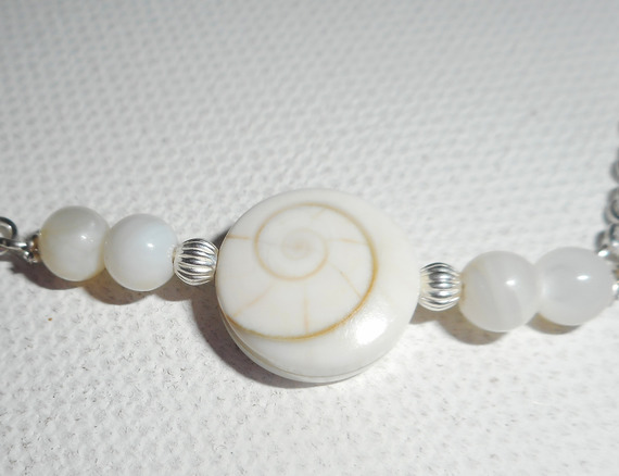 Pulseira de Santa Lúcia com missangas madrepérola sobre corrente de prata 925