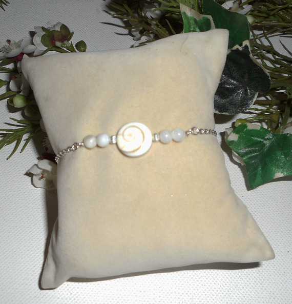 Pulseira de Santa Lúcia com missangas madrepérola sobre corrente de prata 925