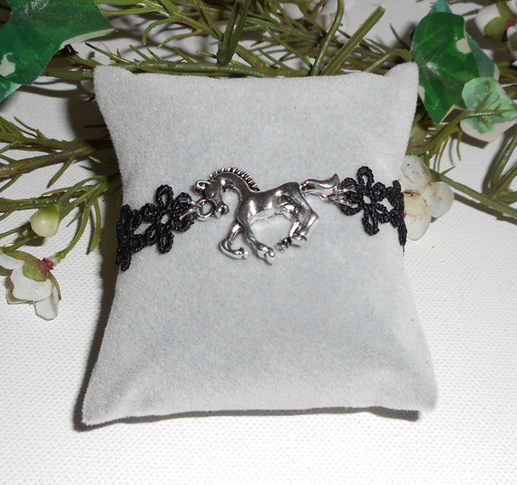 Bracelete original com cavalo de metal prateado sobre renda preta