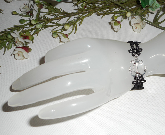 Bracelete original com âncora e renda preta