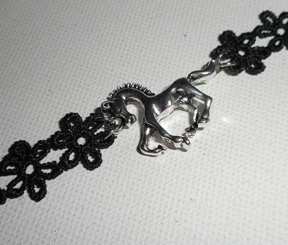 Bracelete original com cavalo de metal prateado sobre renda preta
