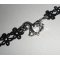 Bracelete original com cavalo de metal prateado sobre renda preta