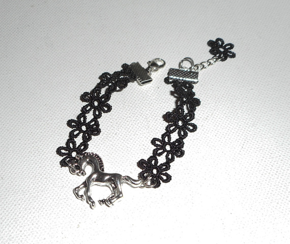 Bracelete original com cavalo de metal prateado sobre renda preta