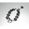 Bracelete original com cavalo de metal prateado sobre renda preta