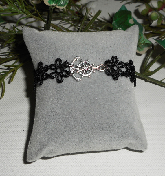 Bracelete original com âncora e leme em renda preta