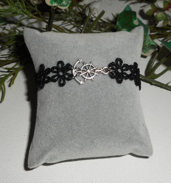 Bracelete original com âncora e leme em renda preta