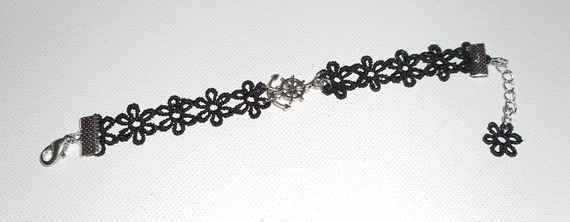 Bracelete original com âncora e leme em renda preta