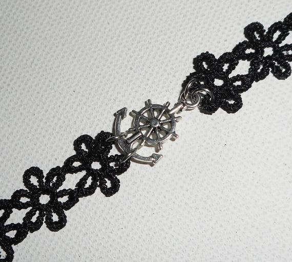 Bracelete original com âncora e leme em renda preta