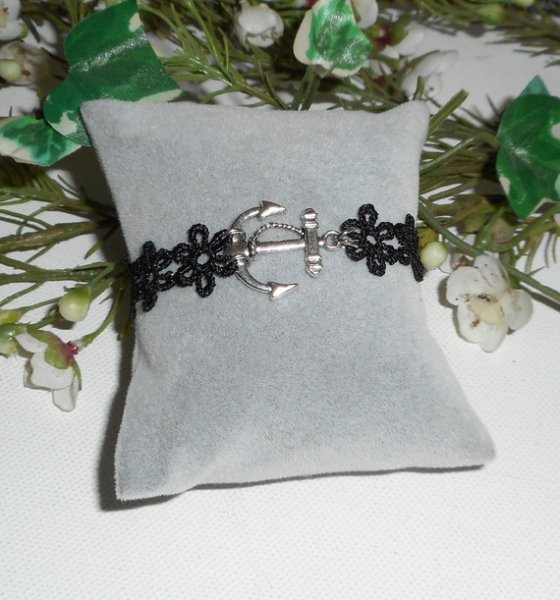 Bracelete original com âncora e renda preta