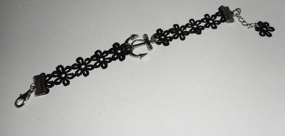 Bracelete original com âncora e renda preta