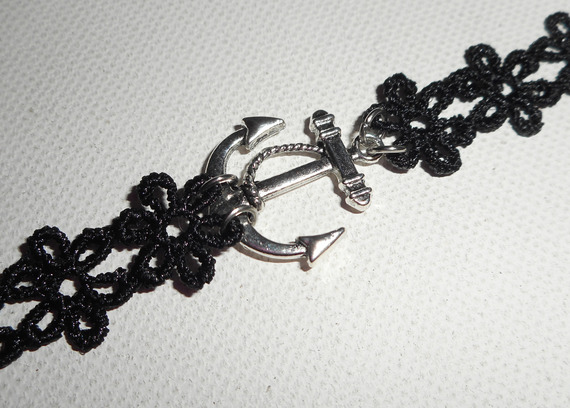 Bracelete original com âncora e renda preta