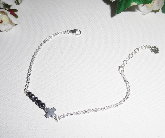 Cruz original e bracelete de pedras hematita sobre corrente de prata 925