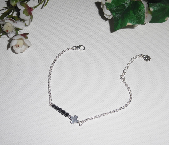 Cruz original e bracelete de pedras hematita sobre corrente de prata 925