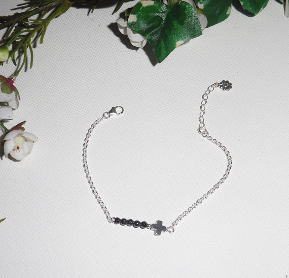 Cruz original e bracelete de pedras hematita sobre corrente de prata 925